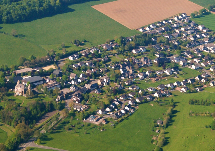 Blick auf Gevelinghausen im Jahr 2021. Links am Rand das Schloss. Foto: bigge-online
