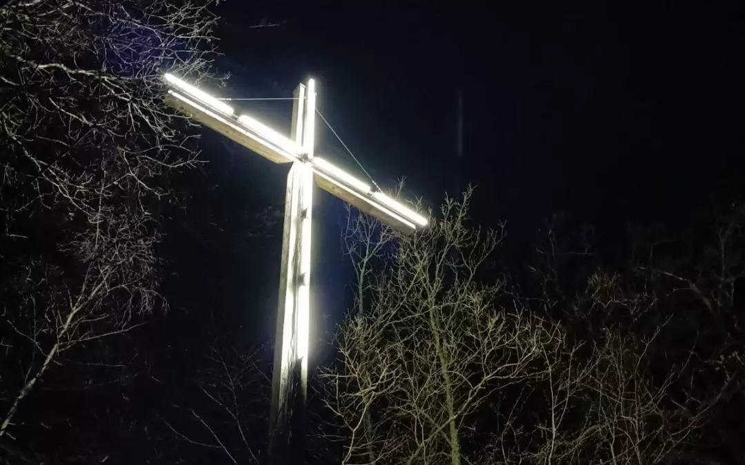 Beleuchtetes Kreuz auf der Buchhorst