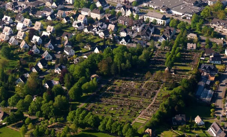 Blick auf den Bigger Friedhof im Jahr 2021. Luftbild: bigge-online