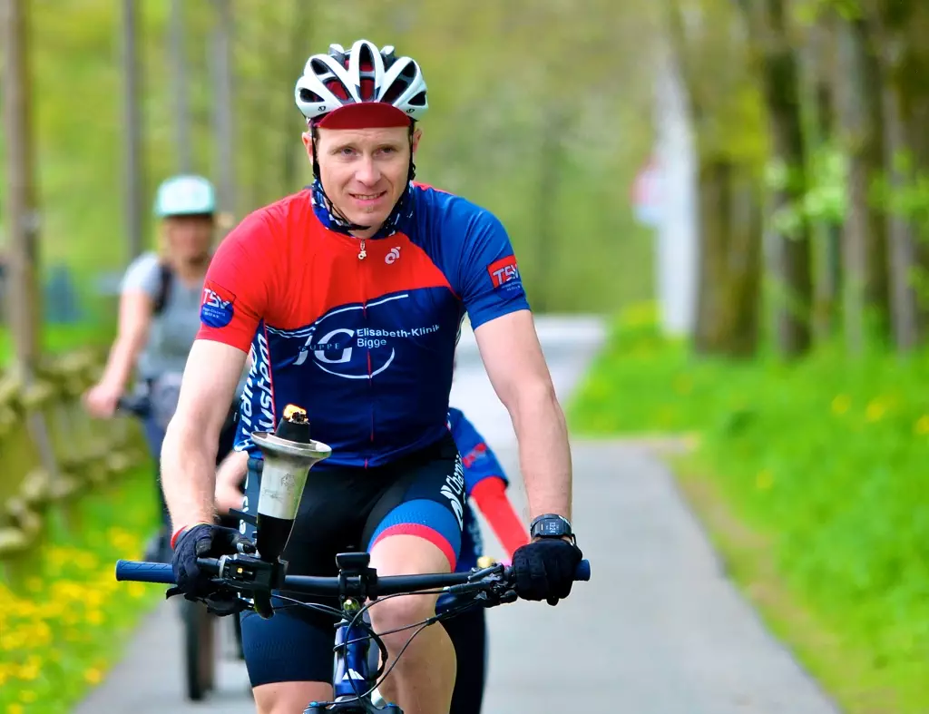 Per Fahrrad ging die Fackel mit dem TSV Bike-Team von Wiemeringhausen zum Stausee. Foto: Fotoclub bigge-online