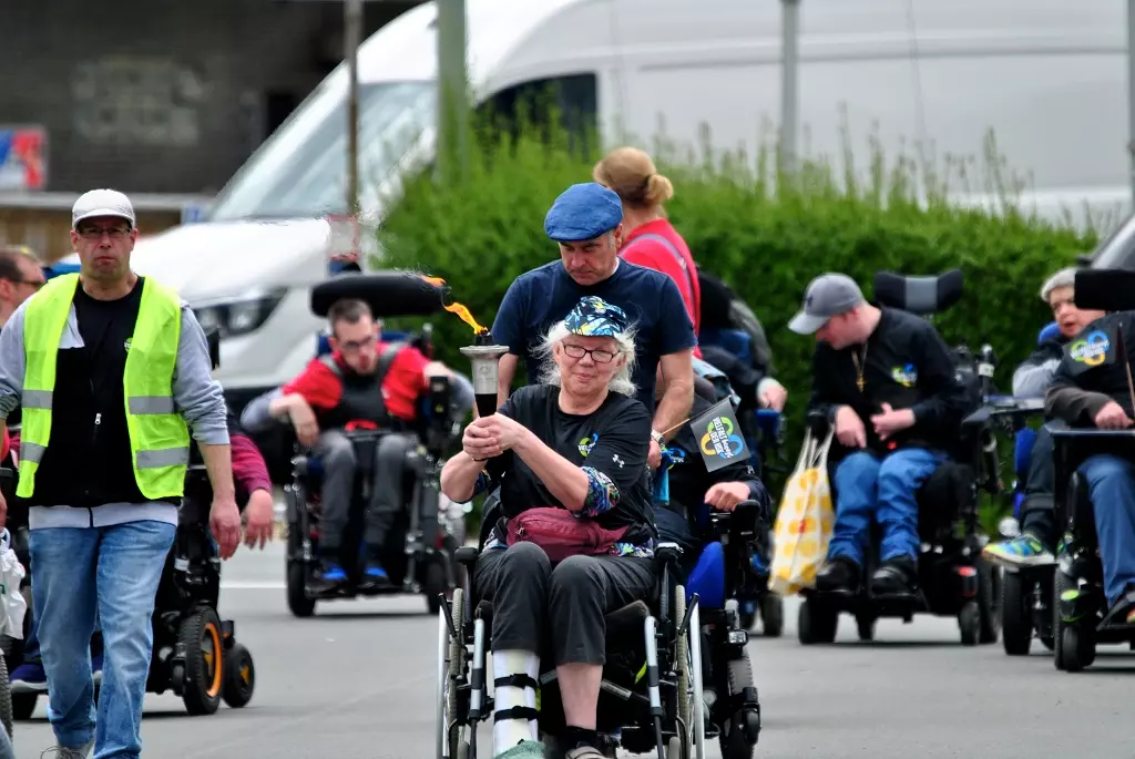 Menschen mit und ohne Behinderung beteiligten sich an dem inklusiven Fackellauf. Foto: Fotoclub bigge-online
