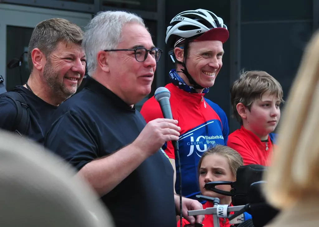 Bürgermeister Wolfgang Fischer begleitete die Gruppe mit dem Fahrrad und sprach einige Grußworte am Haus des Gastes. Foto: Fotoclub bigge-online
