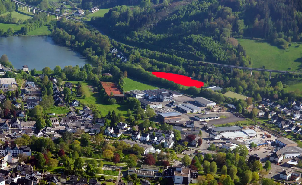 Aus der Luft betrachtet: auf der rot gefärbten Fläche soll noch in 2023 der Bikepark entstehen. Foto: bigge-online