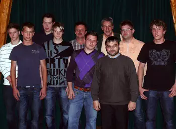 Major Dieter Flügge zusammen mit den Neumitgliedern - darunter Vikar Antoni Soja.