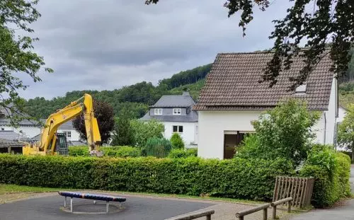 Das Grundstück im Klosterweg neben der Grundschule wurde von der Stadt erworben. Das Haus soll abgerissen werden. Foto: bigge-online