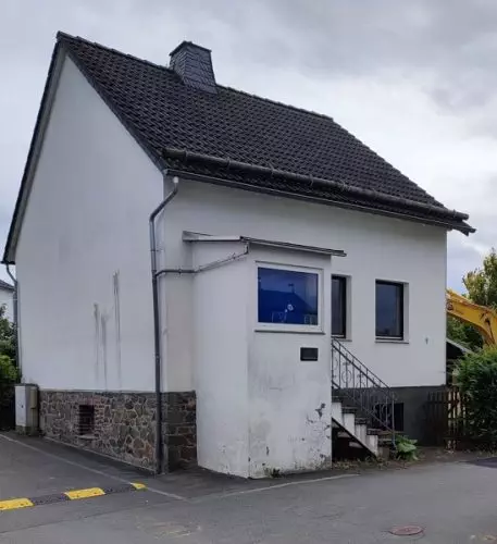 Das Grundstück im Klosterweg neben der Grundschule wurde von der Stadt erworben. Das Haus soll abgerissen werden. Foto: bigge-online