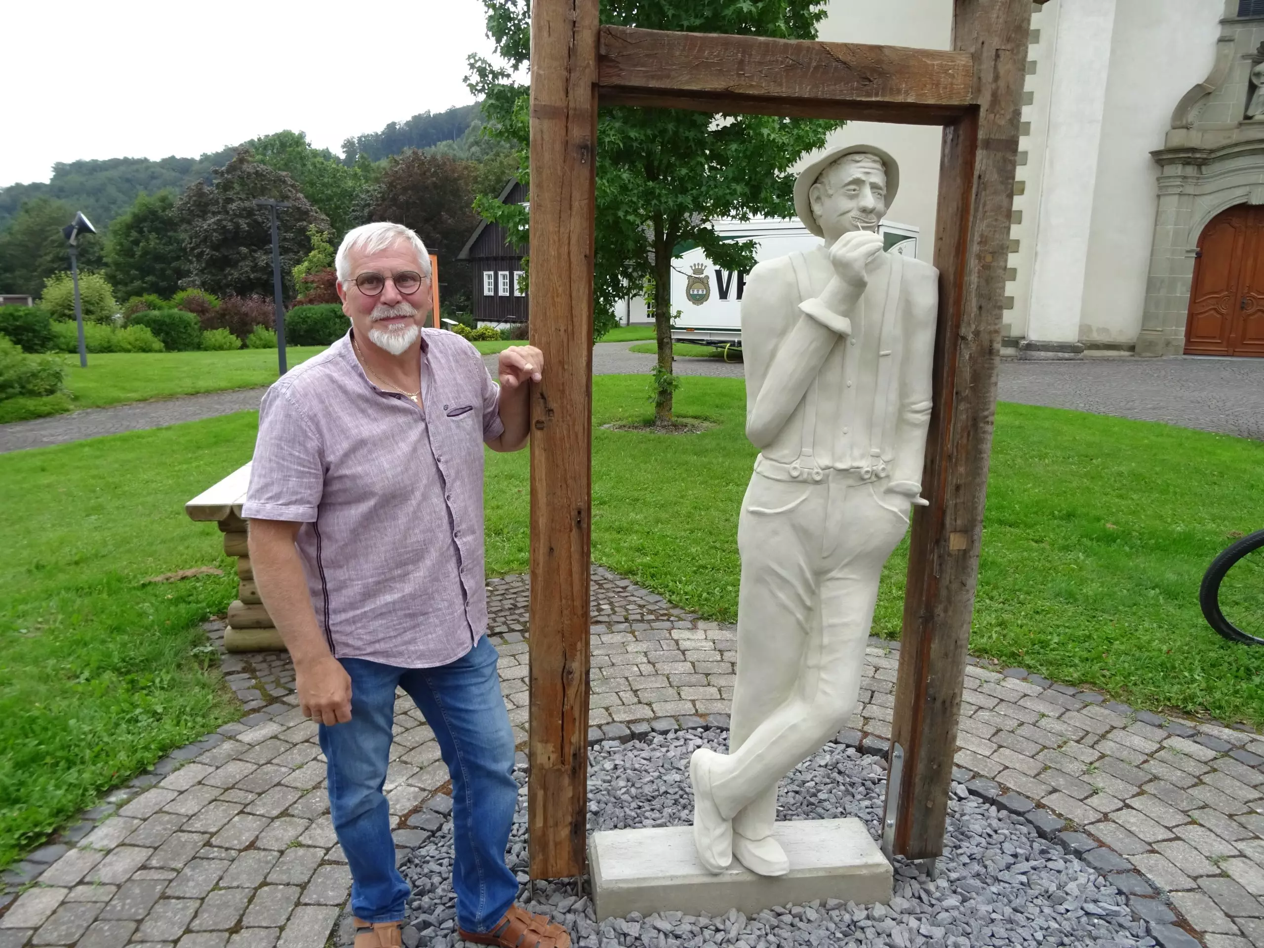 Der Künstler Joachim Schulz vor seiner Figur. Foto: bigge-online