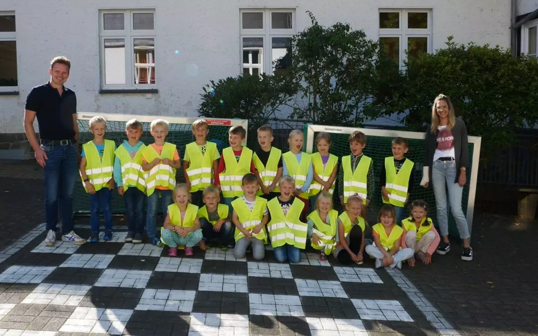 Neue Tore und Warnwesten für Franziskusschule in Bruchhausen
