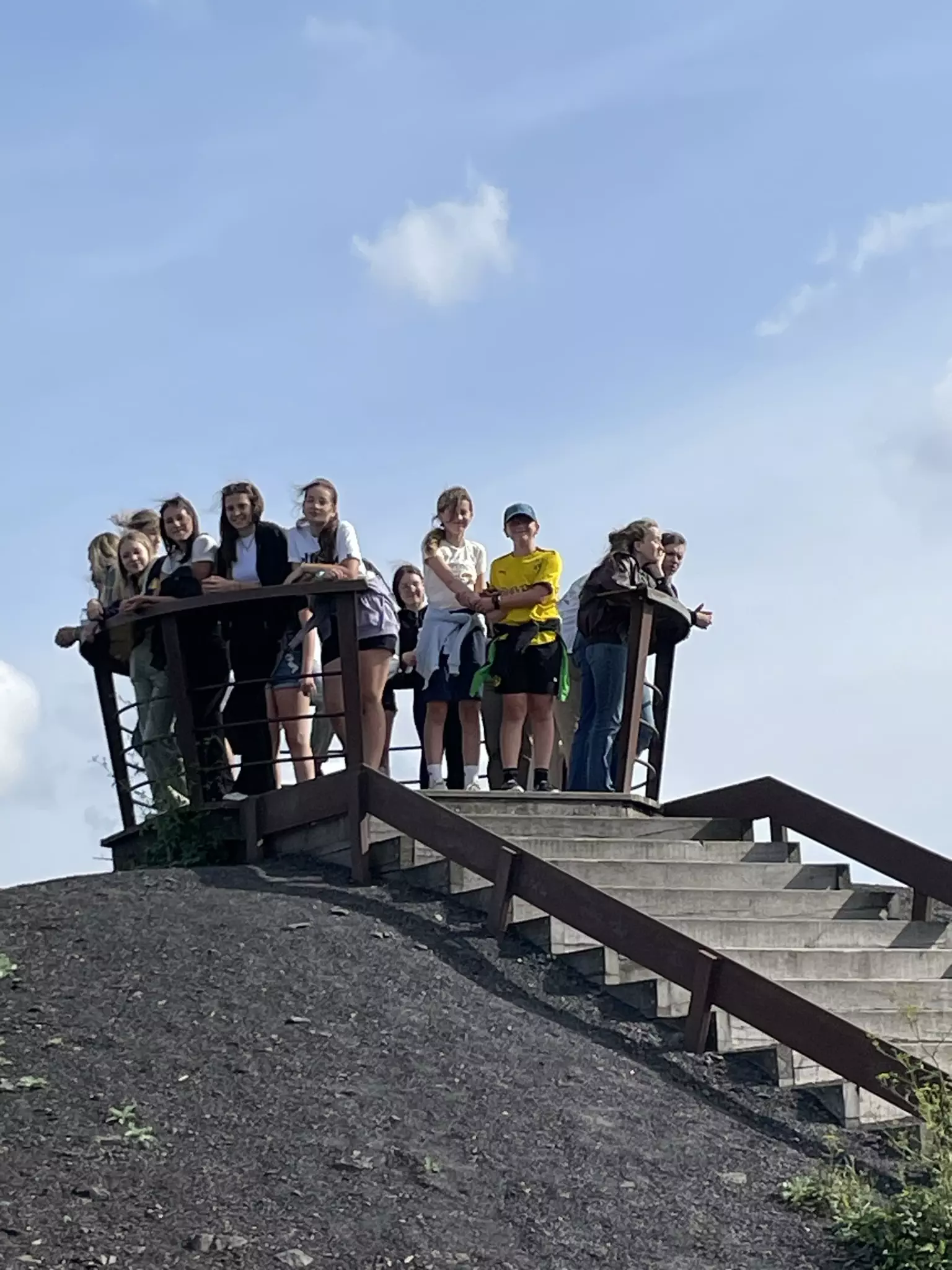 Einen Blick über die gesamte Region bis nach Belgien hatte die Gruppe bei ihrer Wanderung auf „Les Terrils“, das sind Berge aus Kohleabraum nahe der Stadt Lens. Foto: Stadt Olsberg