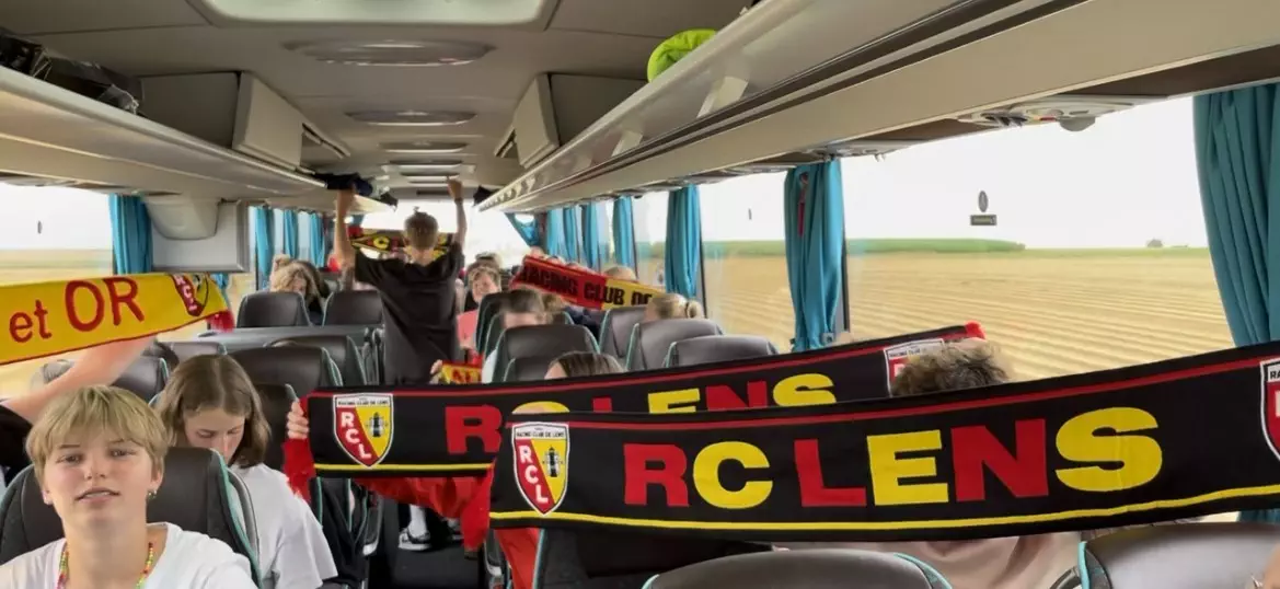 Gemeinsam sangen die Jugendlichen im Bus nach der Stadion-Tour beim RC Lens immer wieder die sehr eingängige Hymne des französischen Erstligisten. Foto: Stadt Olsberg