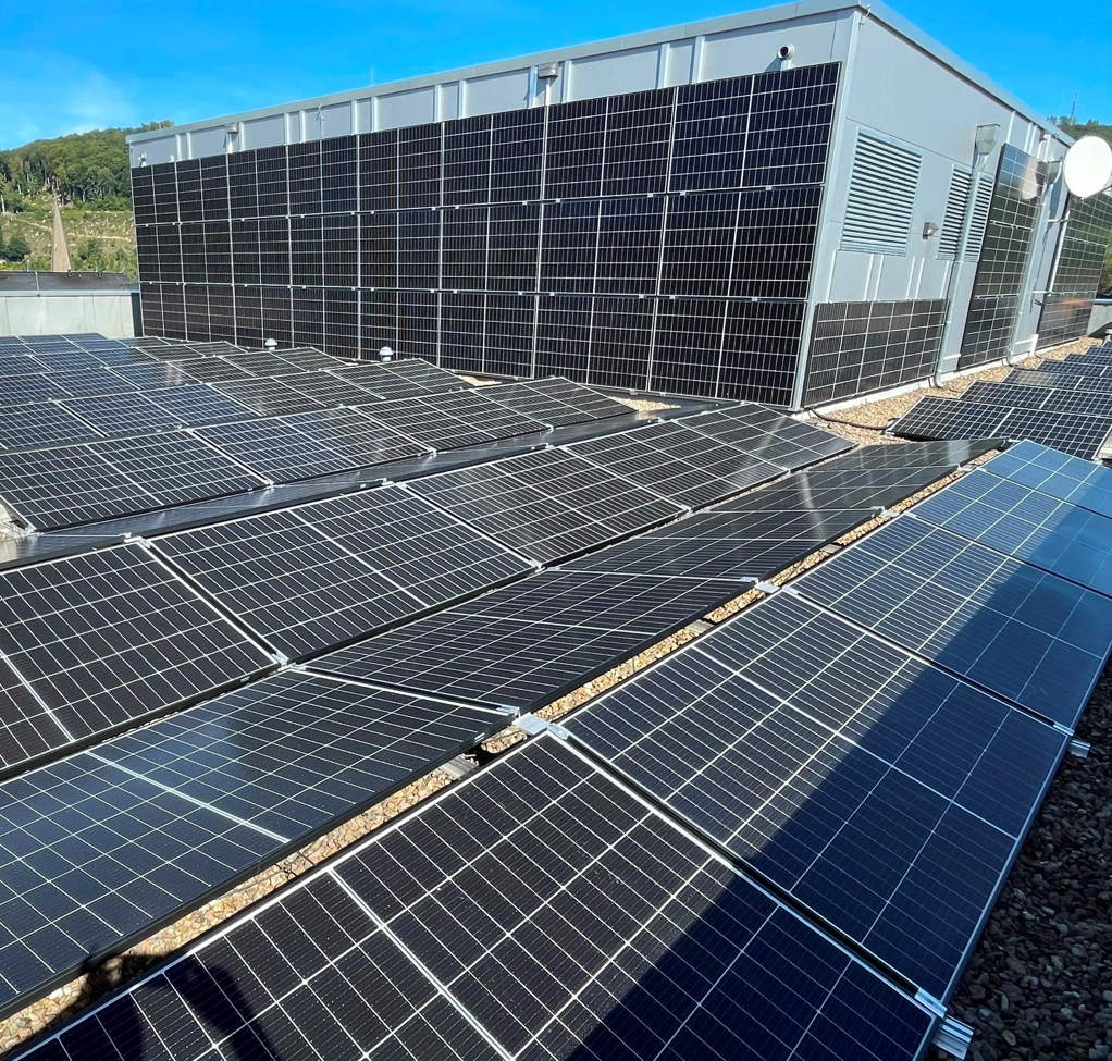Die Photovoltaik-Anlage auf dem Dach der Elisabeth-Klinik Bigge. Foto: Elisabeth-Klinik Bigge 