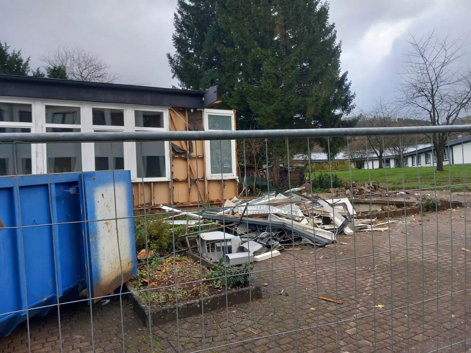 Abrissarbeiten auf dem Josefsheim-Gelände. Zwei alte Pavillons müssen im November 2023 weichen. Foto: bigge-online