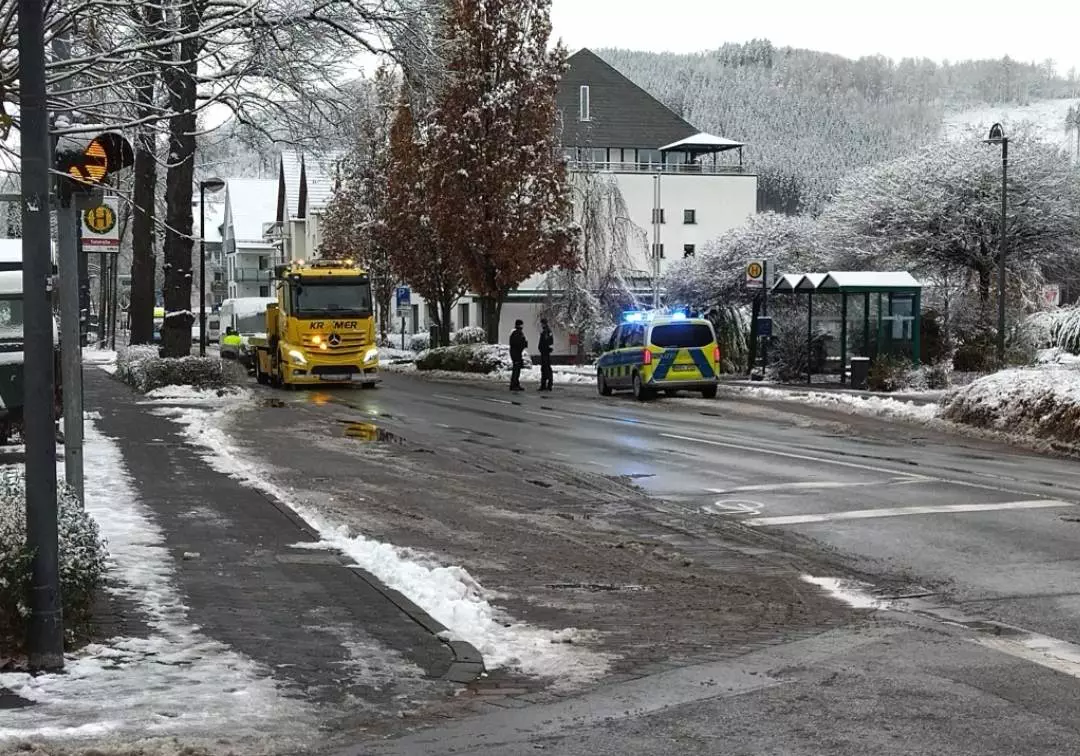 Verkehrsunfall im Bereich Hauptstraße/Ehrenmalstraße. Hier ist die Unfallaufnahme abgeschlossen. Foto: bigge-online