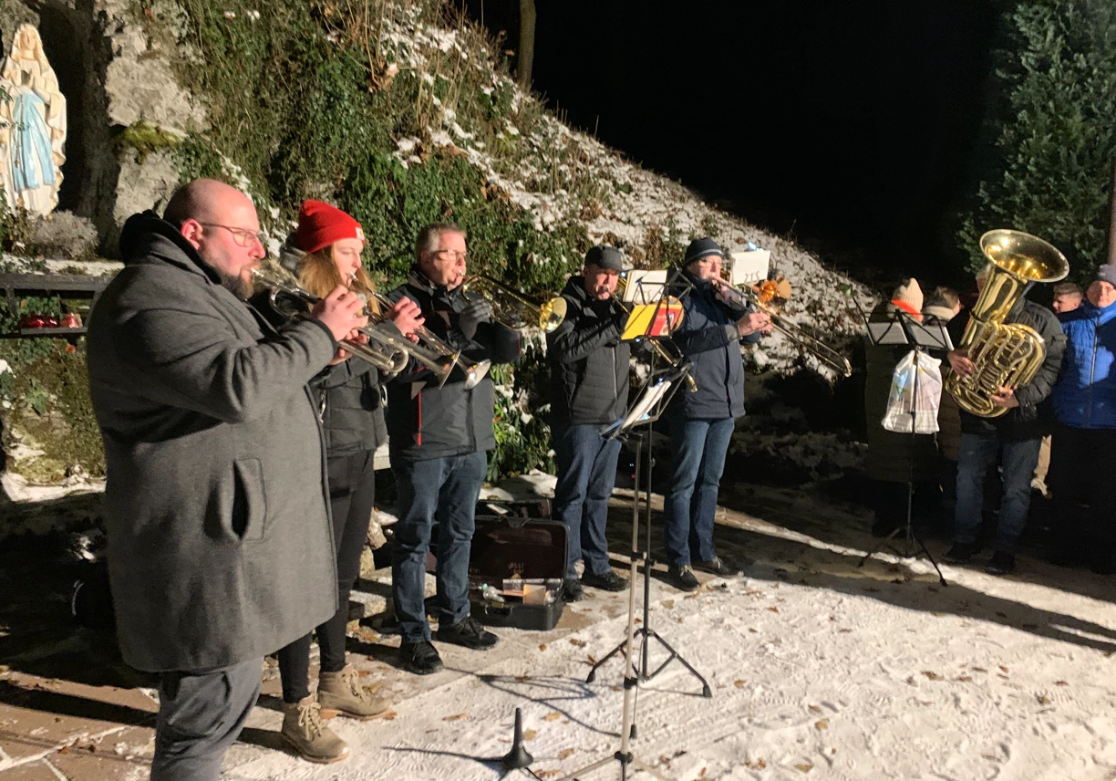 An jedem Adventssonntag um 18 Uhr erklingen seit jenem Dezember im Jahr 1983 stimmungsvolle Lieder von der Lourdes-Grotte am Hamberg aus.