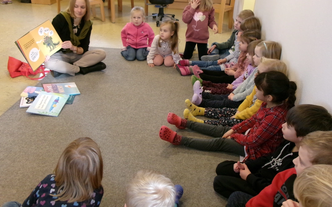Kindergarten St. Martin: Bücherpaket und Vorlesetag von den „Lions“
