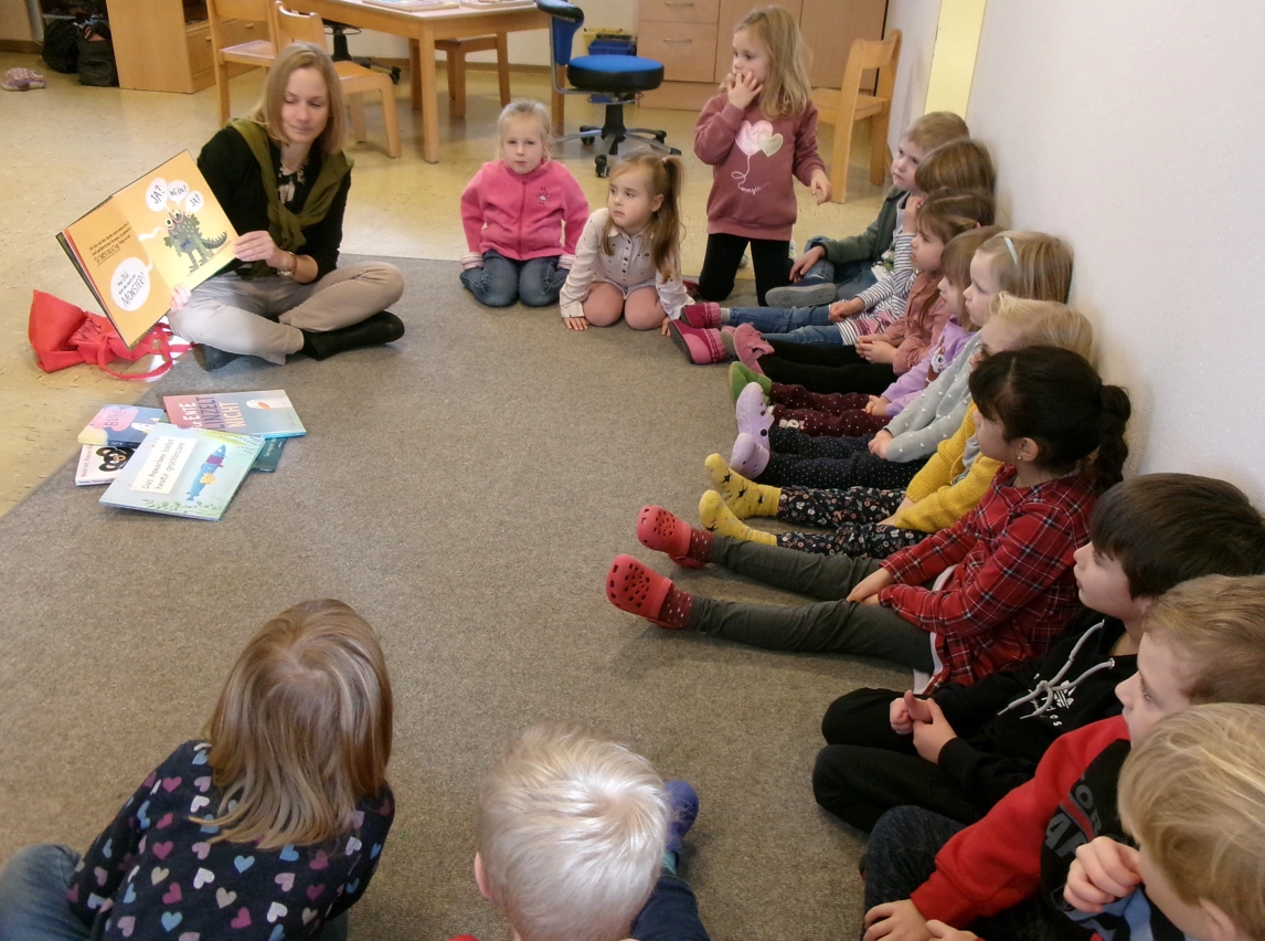 Vorlesetag im Kindergarten. Der Lions-Club spendet eine Büchertasche und einen Vorlesetag mit Frau Drewes. Foto: Kindergarten