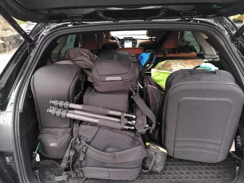 Der Kofferraum prall gefüllt mit Equipment, um die besten Fotos einzufangen. Foto: bigge-online