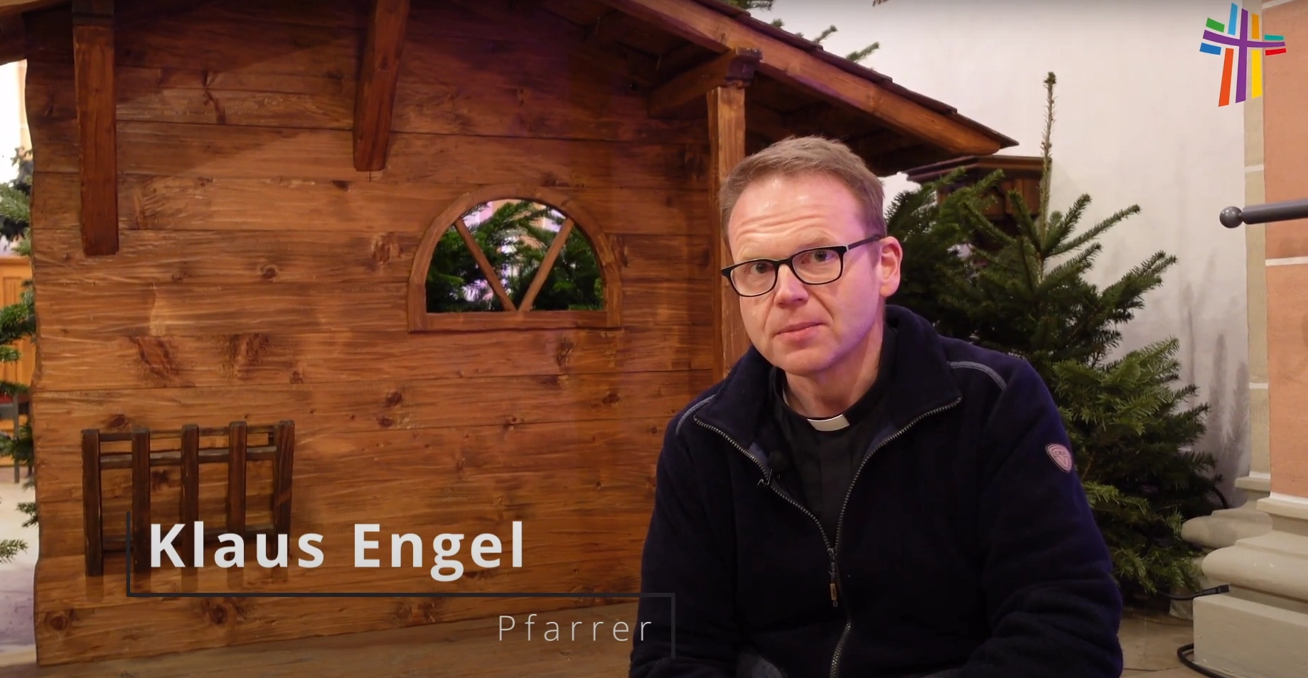 Pfarrer Klaus Engel spricht einen Weihnachtsgruß.