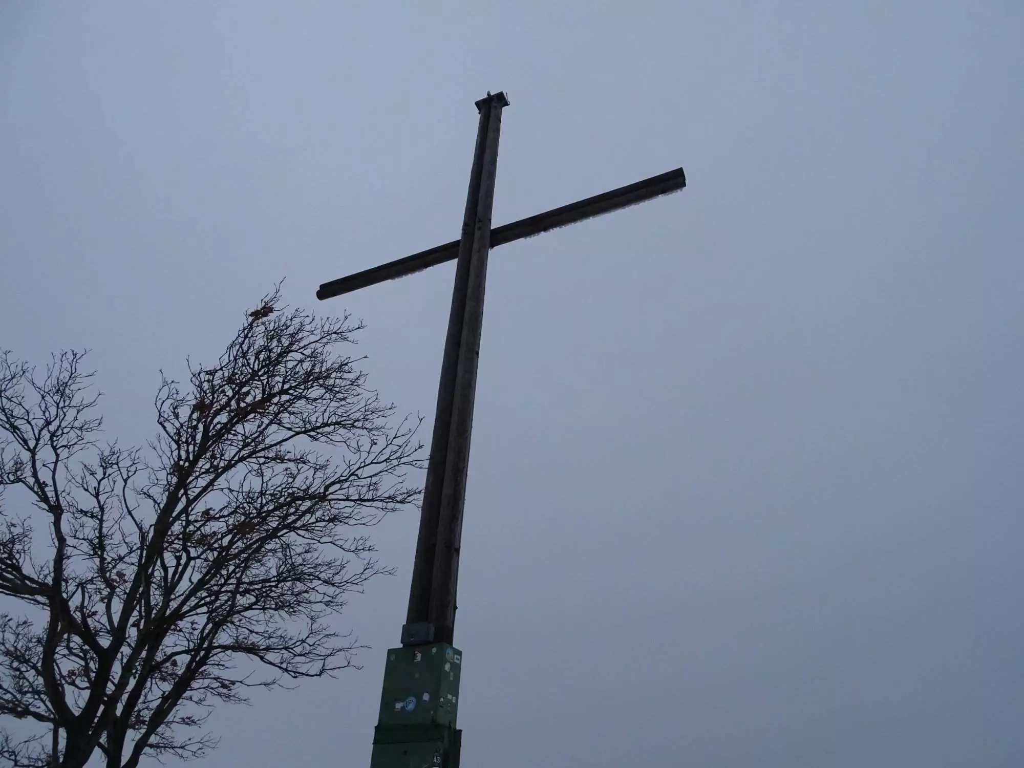 Das Kreuz auf dem Gipfel des Olsberg am 21. Januar 2023. Foto: bigge-online