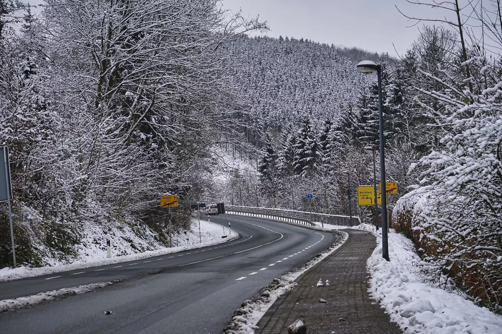 Schnee am Kreisverkehr im Westen von Bigge, hier die Richtung zum Tunnel bzw. A46. Foto: Just