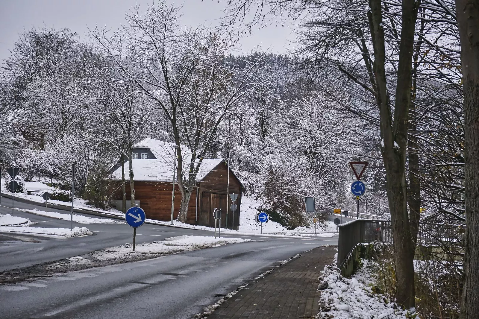 Schnee am Kreisverkehr im Westen von Bigge. Foto: Just