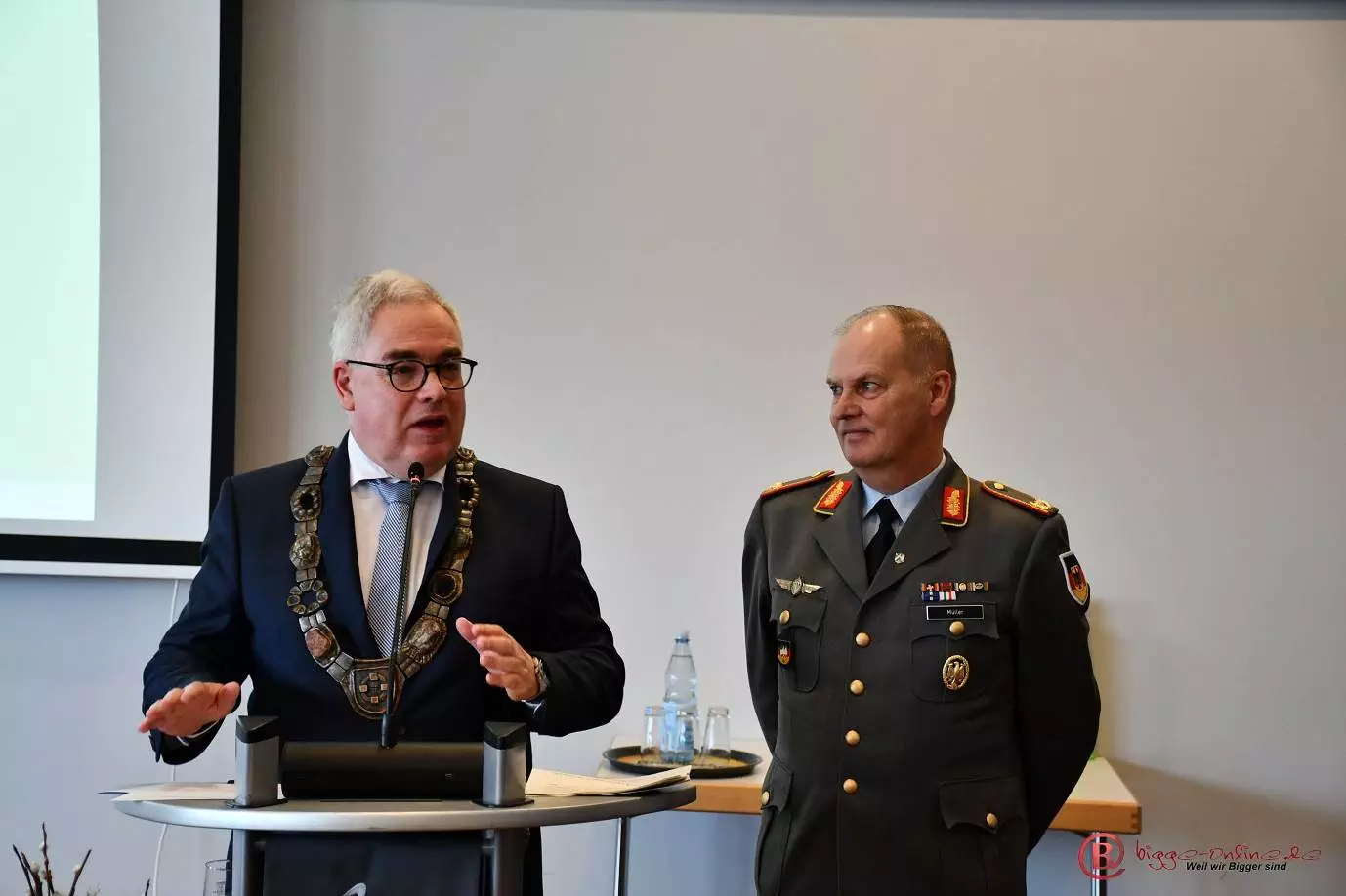 Bürgermeister Wolfgang Fischer begrüßt Brigadegeneral Hans-Dieter Müller. Der Kommandeur des Landeskommandos NRW stammt aus Olsberg.