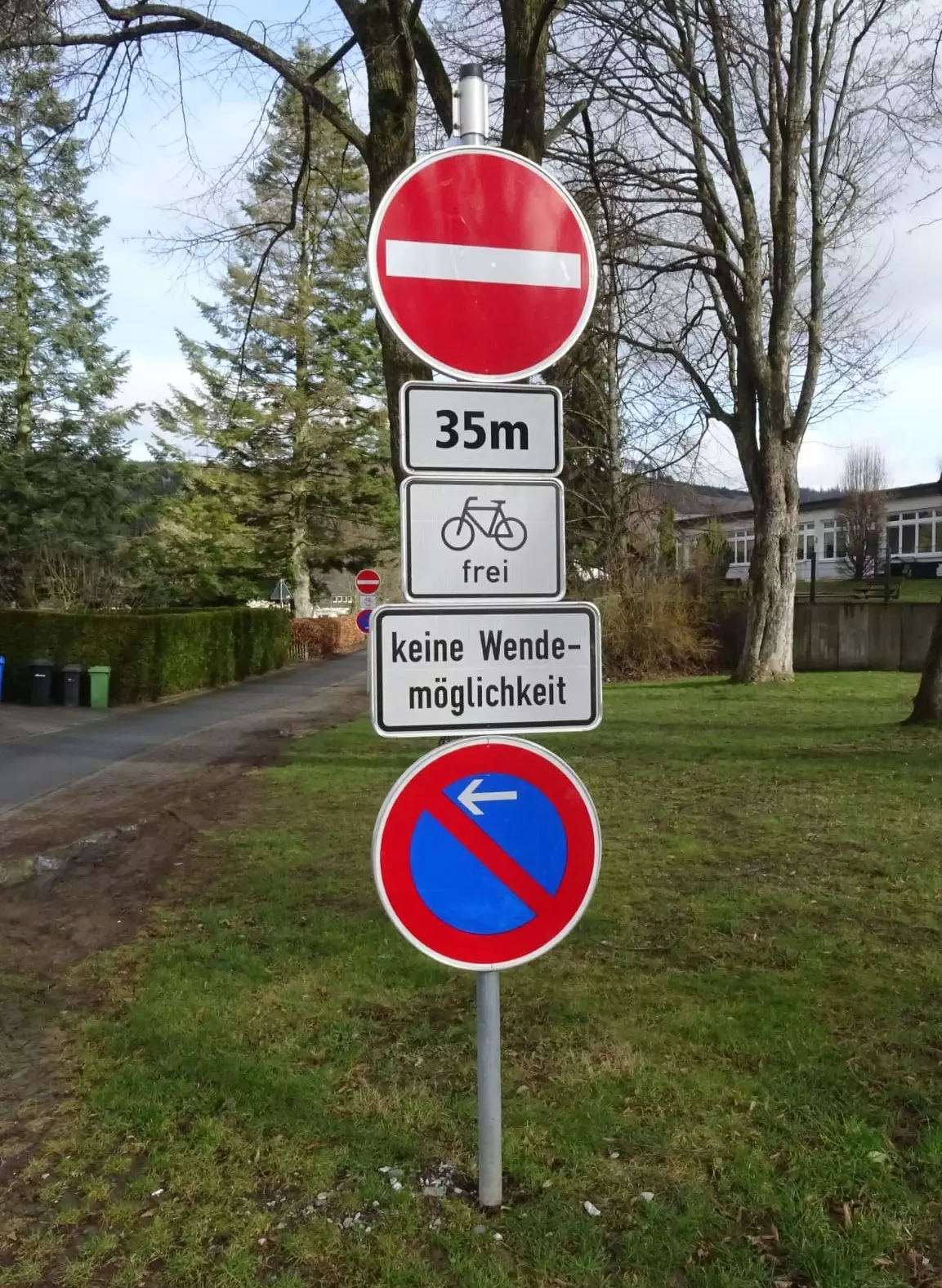 Acht Schilder weisen von der Bruchstraße kommend auf die Regelungen rund um die neue Einbahnstraße hin. Foto: bigge-online