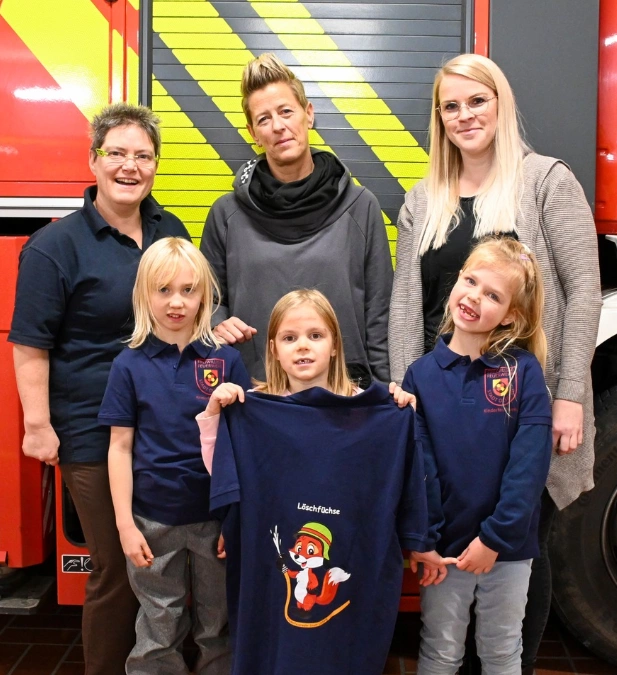 Löschfüchse der Feuerwehr der Stadt Olsberg haben jetzt eigene T-Shirts