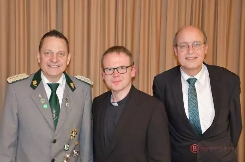 Nun haben die Schützen auch wieder einen katholischen Präses. Bigges Major Dominik Flügge mit den Pfarrern Klaus Engel und Burkhard Krieger (v.l.).