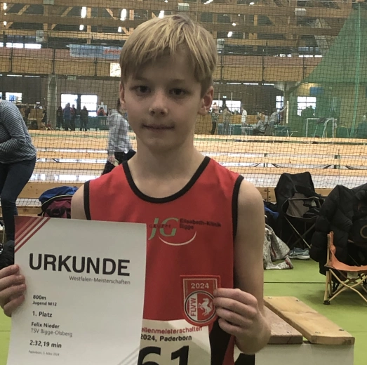 Westfalenmeister 2024 über 800 Meter: Felix Nieder läuft überragendes Rennen in Paderborn