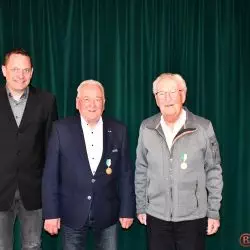 Major Flügge mit den anwesenden 65-jährigen Jubilaren Dieter Schwermer und Heribert Eickler.