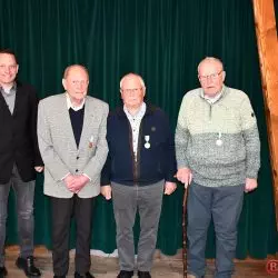 Major Flügge mit den drei Jubilaren mit 70-jährige Mitgliedschaft Otfried Rohleder, Kurt Peters und Klaus Isenberg (v.l.).