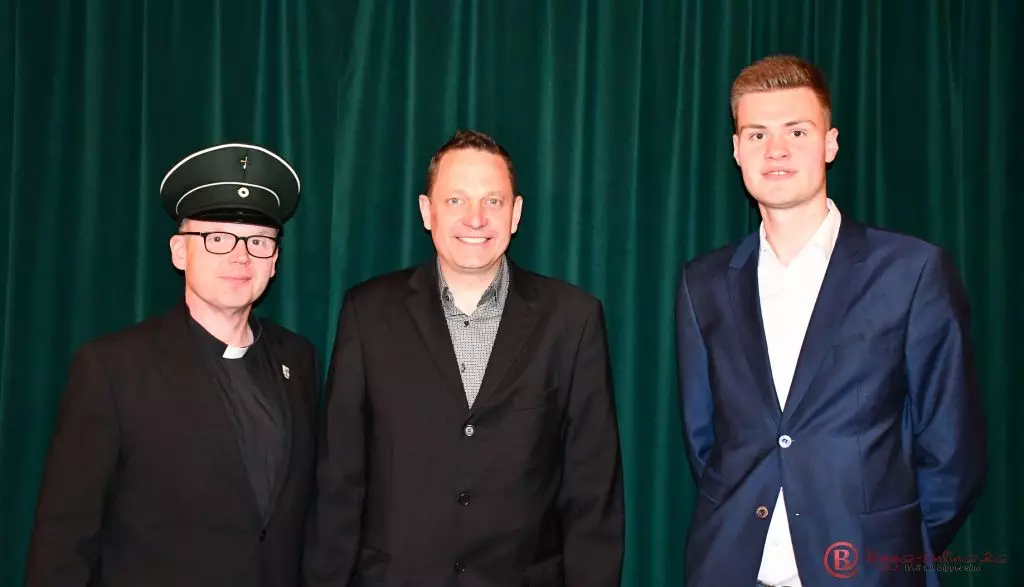 Major Flügge (m.) mit dem neuen katholischen Präses Pfarrer Klaus Engel samt neuer Schützenkappe und dem neuen Vorstandsmitglied Lucas Niggemann.