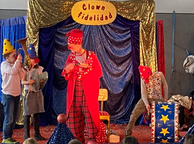 Groß war die Begeisterung beim Auftritt von „Clown fidelidad“ in der Schule an der Ruhraue. Foto: Schule an der Ruhraue