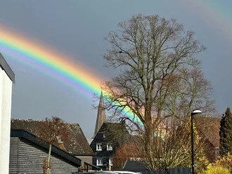 Ein Regenbogen über der Bigger Kirche. Ob wohl am Ende des Regenbogens jemand die Kiste Gold gefunden hat?