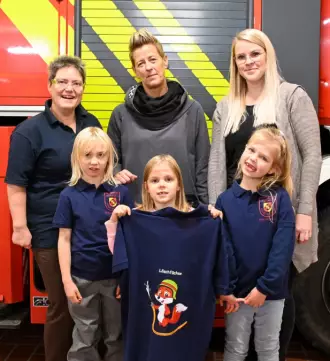 Löschfüchse der Feuerwehr der Stadt Olsberg haben jetzt eigene T-Shirts