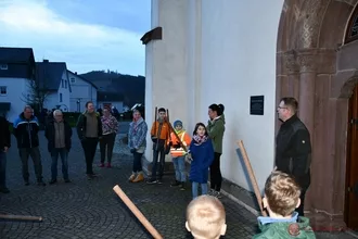 Pfarrer Engel sprach mit den Anwesenden über das Osterfeuer. Zudem gab er den Kindern einige Hinweise zum Umgang mit den Fackeln. Klaus Engel ist auch Feuerwehrmann.