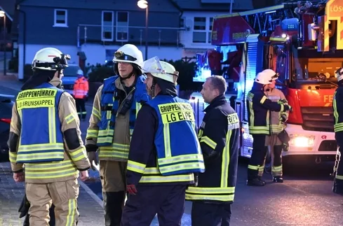 Die Feuerwehr war mit 55 Einsatzkräften und 10 Fahrzeugen in Olsberg - Elpe vor Ort. Foto: Edgar Schmidt